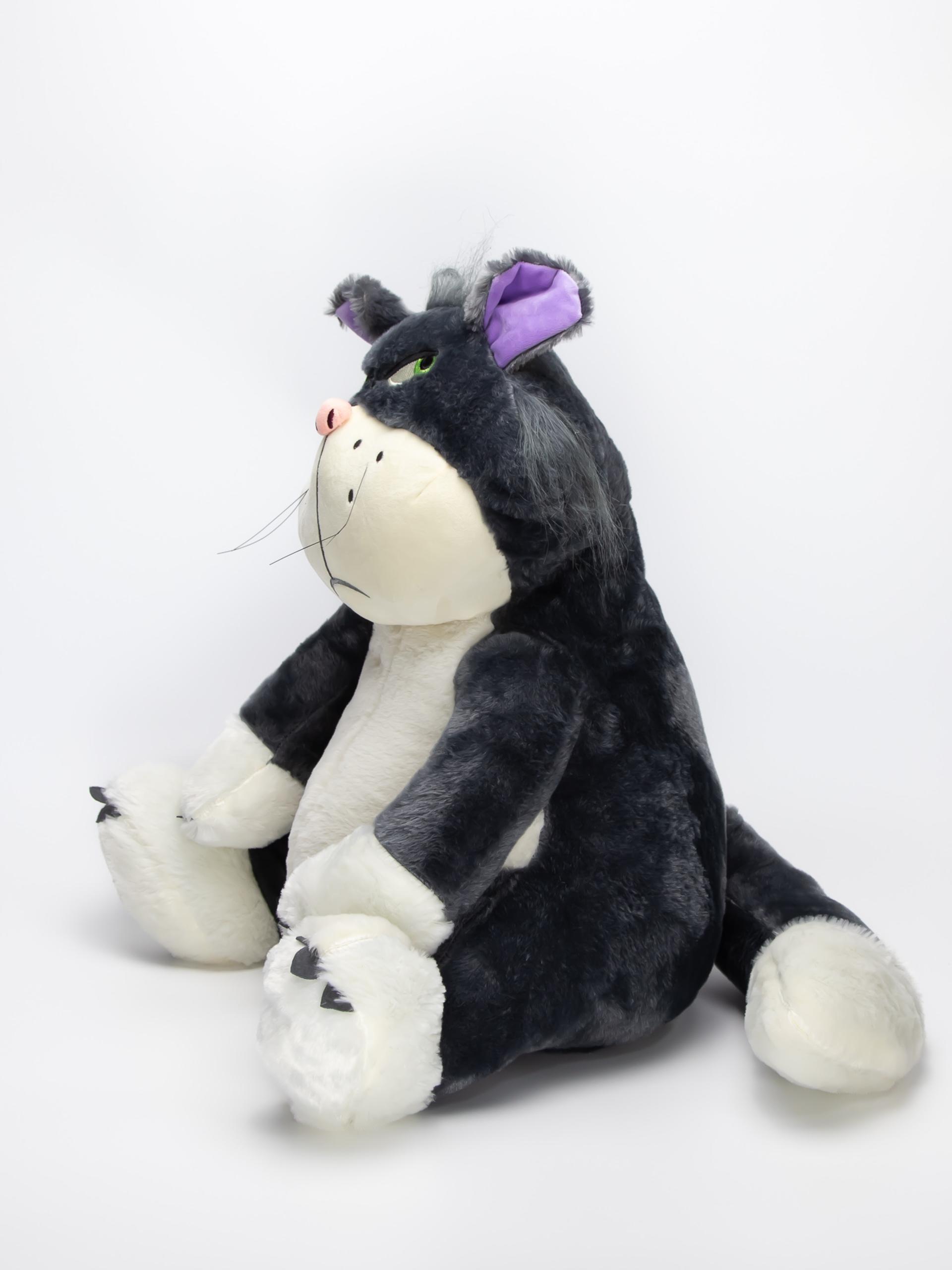 Etek ostida, yoyilgan oyoq va mushuk