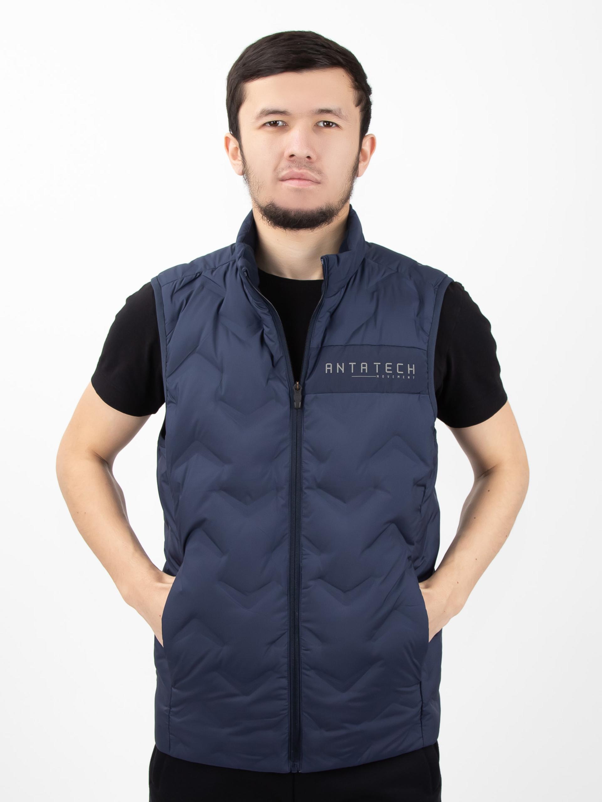 Oyoqlari orasidagi kesikli leggings Soqolini olgan gimnastikachi