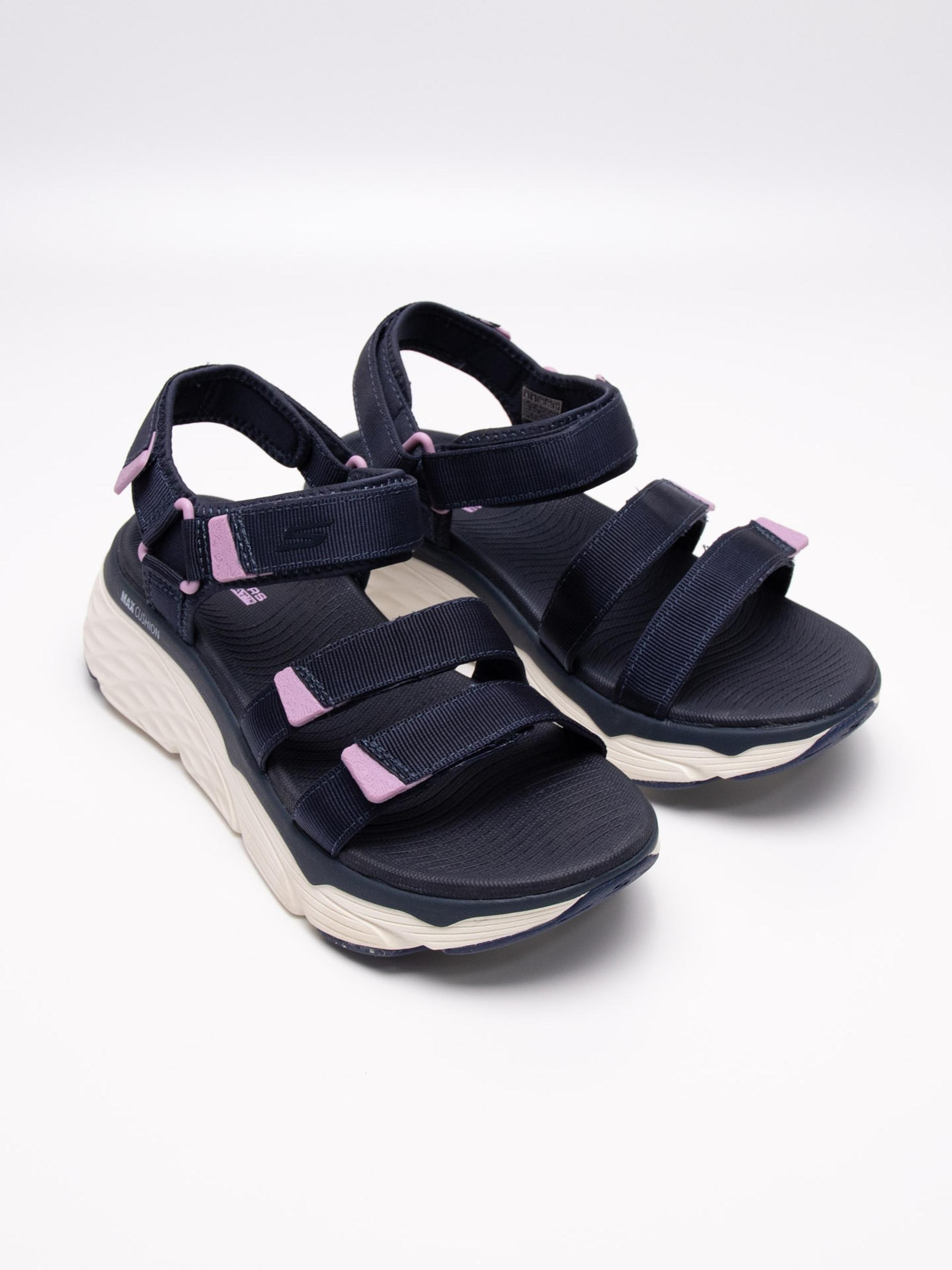 Onlayn futbolchi porno U pol yuvayotgan edi, ko‘kragi chiqib ketdi.