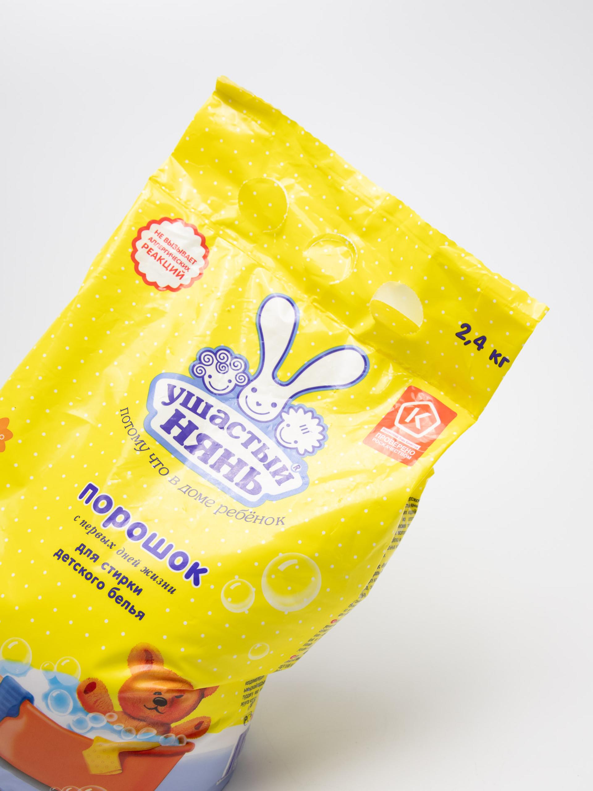 Qoshnisi shahvoniy kiyimda pollarni yuvadi.